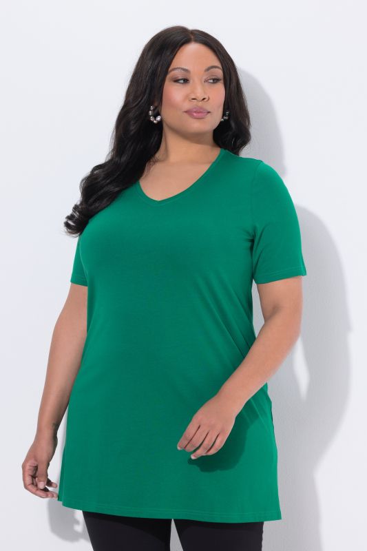 T-shirt long. Manches courtes et col V. Coupe évasée