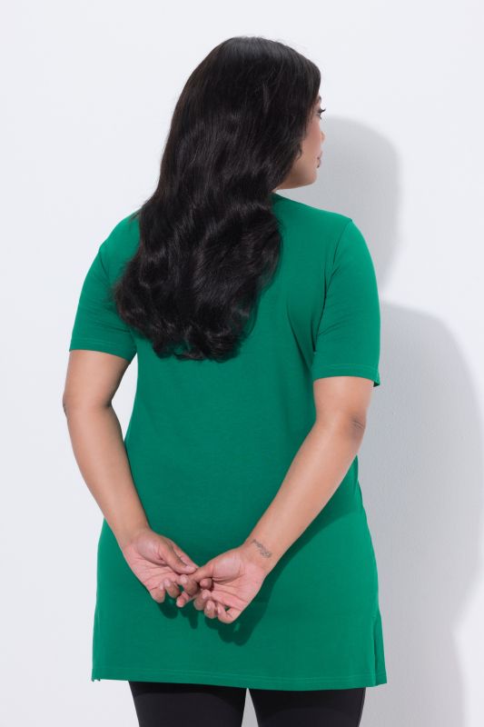 T-shirt long. Manches courtes et col V. Coupe évasée