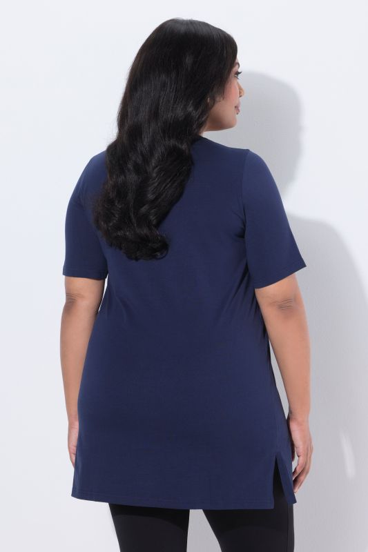 T-shirt long. Manches courtes et col V. Coupe évasée