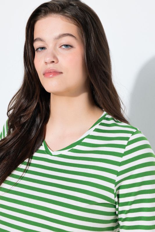 Lot de 2 T-shirts, rayures/uni, décolleté en V et manches courtes