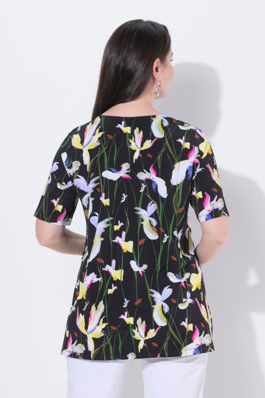 T-shirt au tombé fluide, décolleté en V avec pli fantaisie et manches courtes, coupe évasée