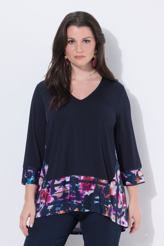 Blouse au tombé fluide, jeu de rayures avec motif à fleurs, décolleté en V et manches 3/4, coupe évasée