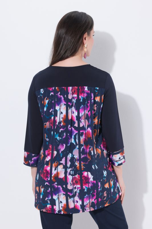 Blouse au tombé fluide, jeu de rayures avec motif à fleurs, décolleté en V et manches 3/4, coupe évasée