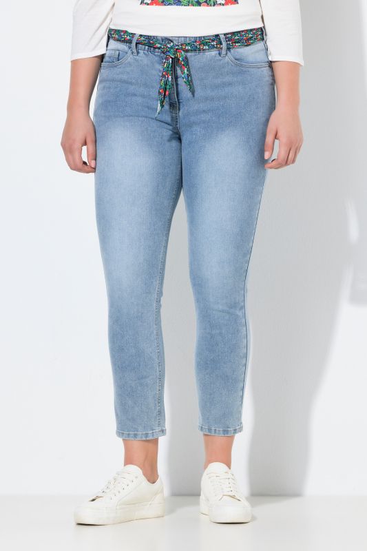 Jean Sarah avec ceinture foulard, jambe étroite et coupe plus courte