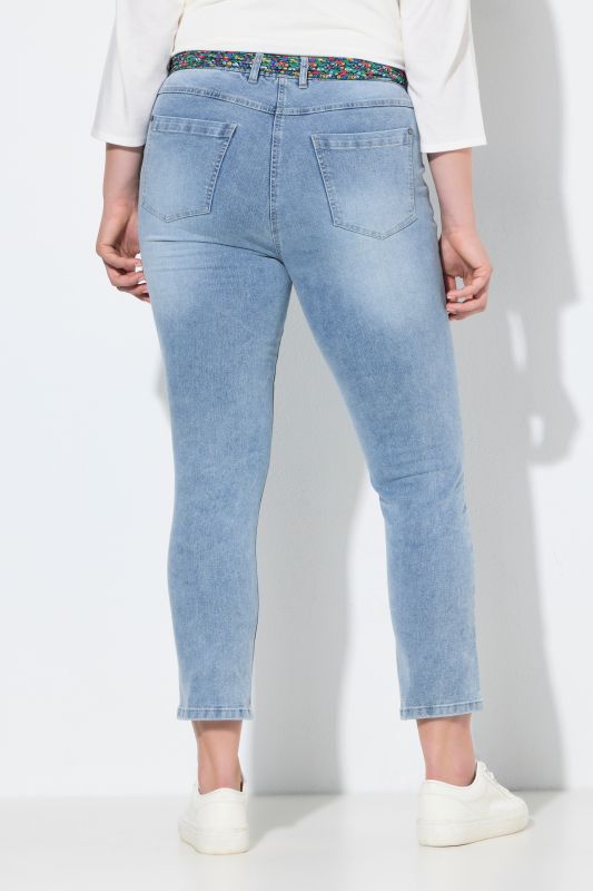 Jean Sarah avec ceinture foulard, jambe étroite et coupe plus courte