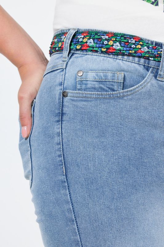 Jean Sarah avec ceinture foulard, jambe étroite et coupe plus courte