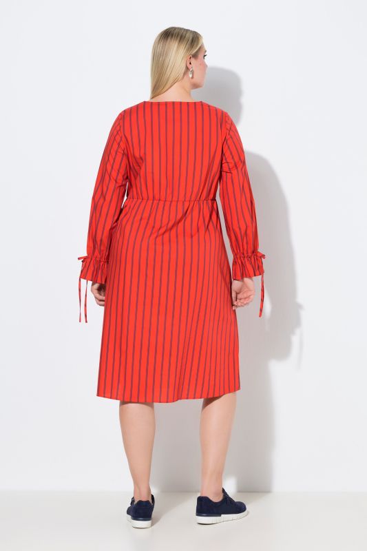 Robe rayée, décolleté en V et manches longues, coupe évasée