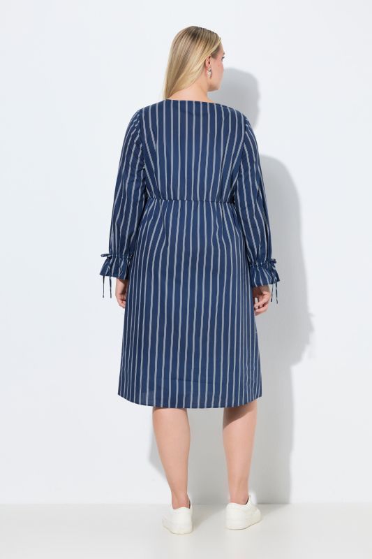 Robe rayée, décolleté en V et manches longues, coupe évasée