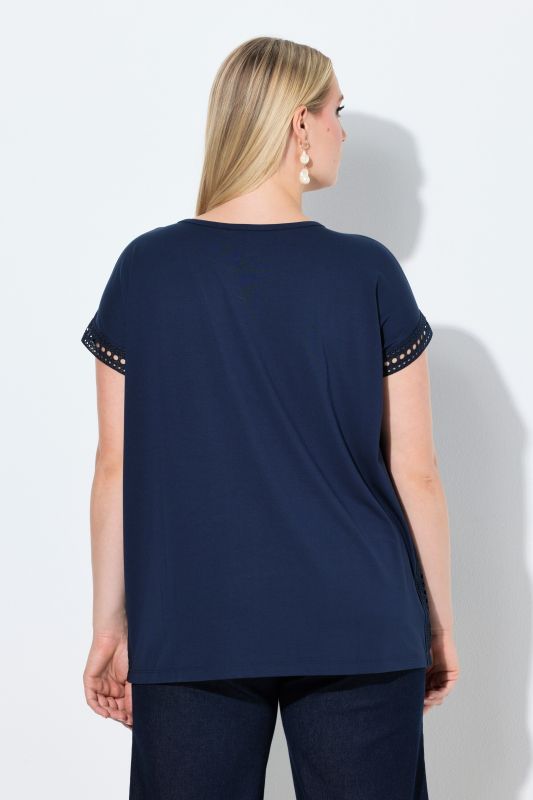 T-shirt avec dentelle ajourée, décolleté rond et manches courtes, coupe Classic Fit