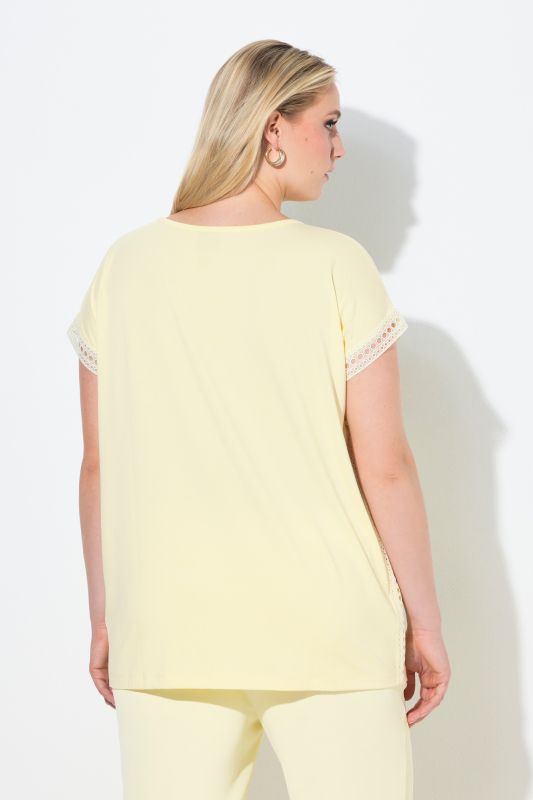 T-shirt avec dentelle ajourée, décolleté rond et manches courtes, coupe Classic Fit