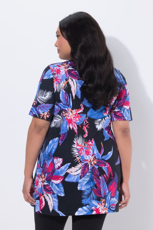 T-shirt long dans un imprimé à fleurs, décolleté rond et manches courtes, coupe évasée