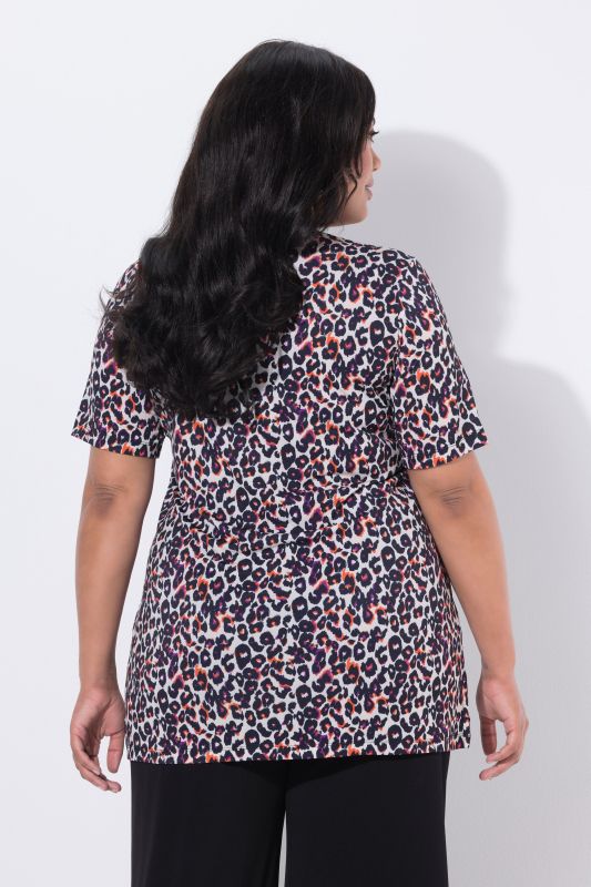 T-shirt long dans un imprimé léopard, col rond et manches courtes, coupe évasée