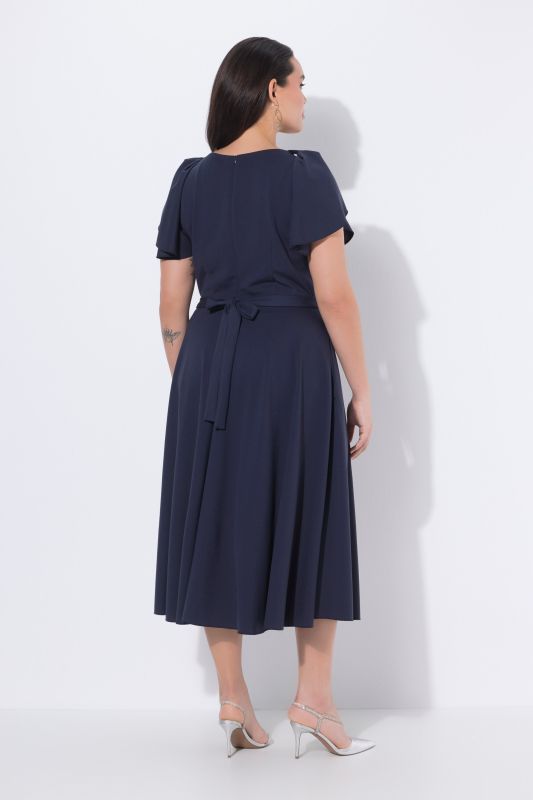 Robe de soirée longueur midi, décolleté en V et ruban fantaisie aux épaules