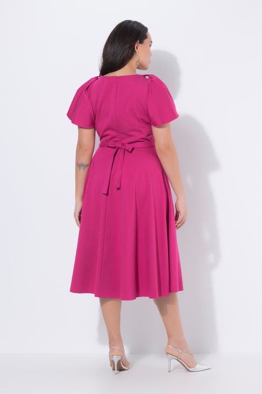 Robe de soirée longueur midi, décolleté en V et ruban fantaisie aux épaules