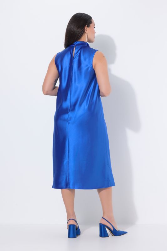 Robe midi en satin, sans manches, col montant et bijou en pierres fantaisie