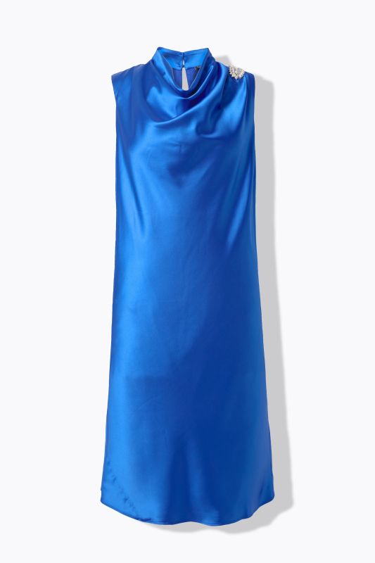 Robe midi en satin, sans manches, col montant et bijou en pierres fantaisie