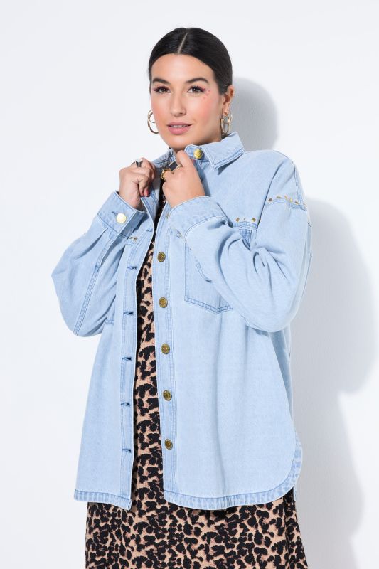 Chemisier en jean oversize, rivets fantaisie et esprit vintage