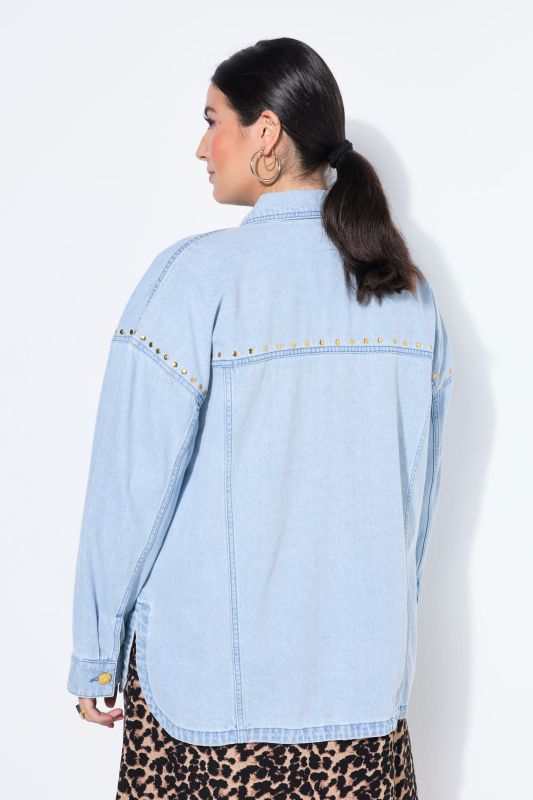 Chemisier en jean oversize, rivets fantaisie et esprit vintage