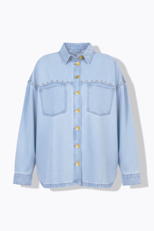 Chemisier en jean oversize, rivets fantaisie et esprit vintage