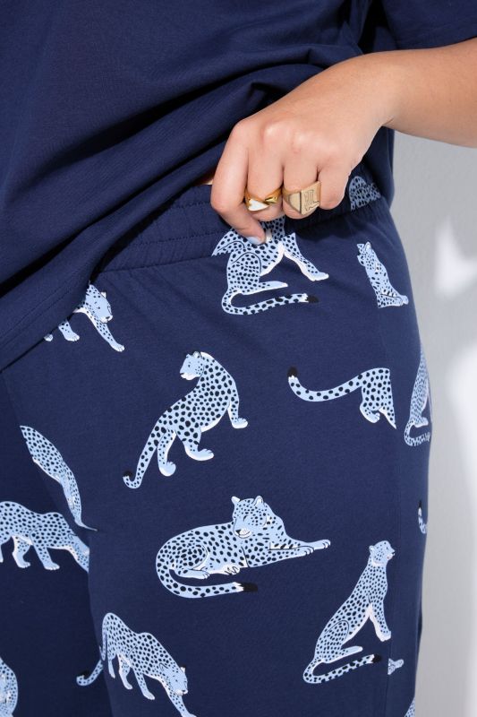 Pyjama composé d'un T-shirt uni et d'un pantalon à léopards