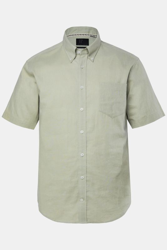 Chemise en lin mélangé. Manches courtes et col à pointes boutonnées. Coupe Modern Fit.