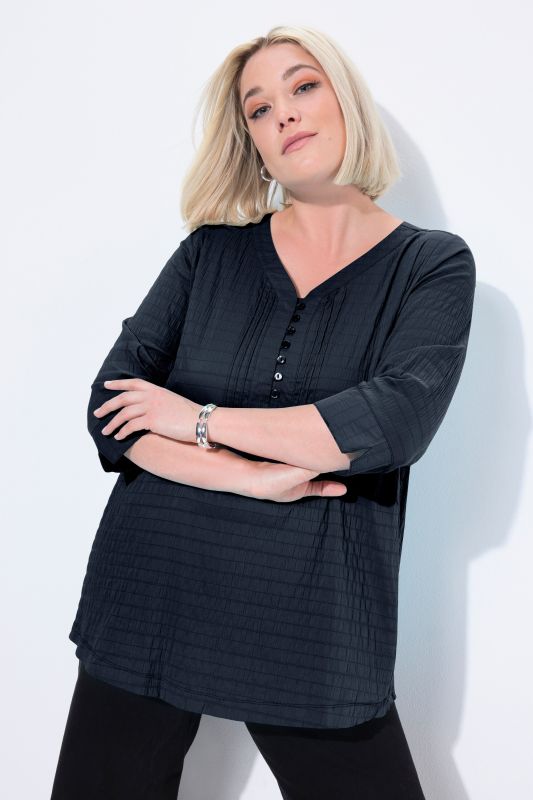 Tunique en tissu gaufré. Manches 3/4. Décolleté cœur et plis fantaisie