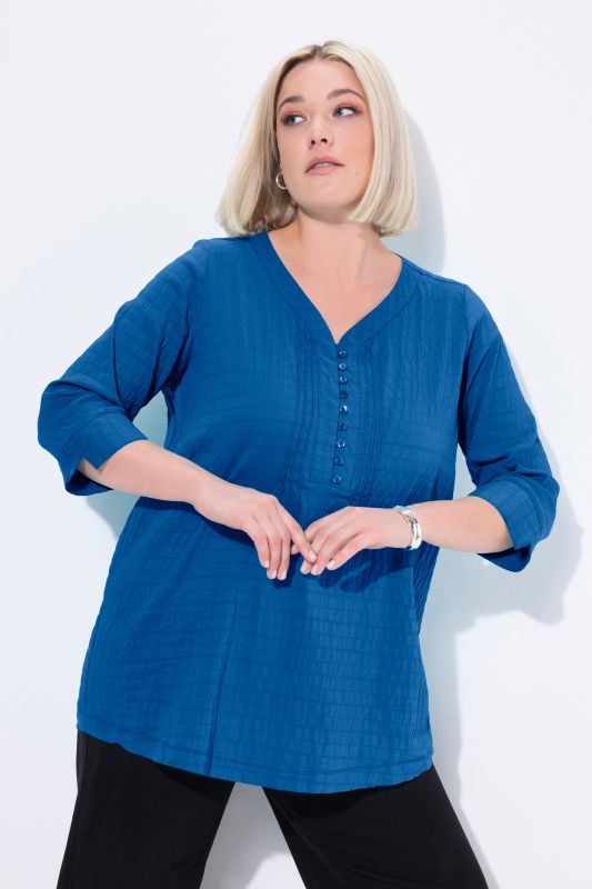 Tunique en tissu gaufré. Manches 3/4. Décolleté cœur et plis fantaisie