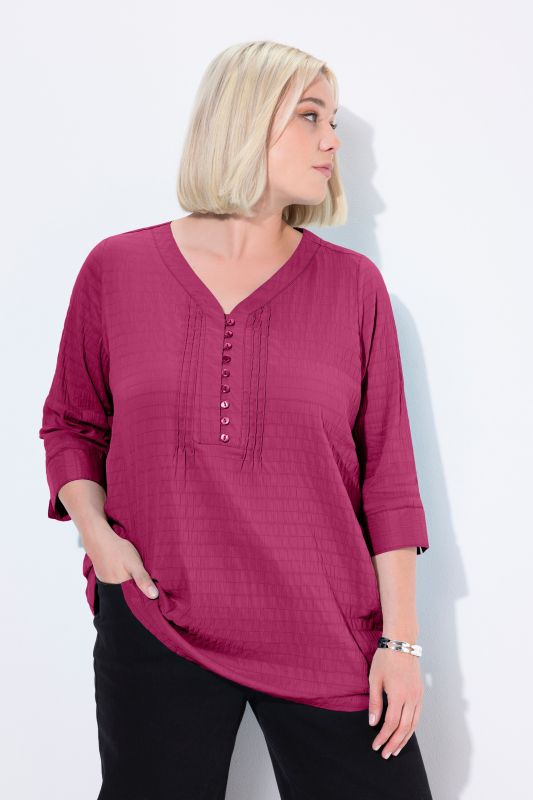 Tunique en tissu gaufré. Manches 3/4. Décolleté cœur et plis fantaisie