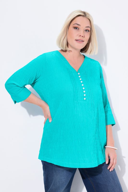 Tunique en tissu gaufré. Manches 3/4. Décolleté cœur et plis fantaisie
