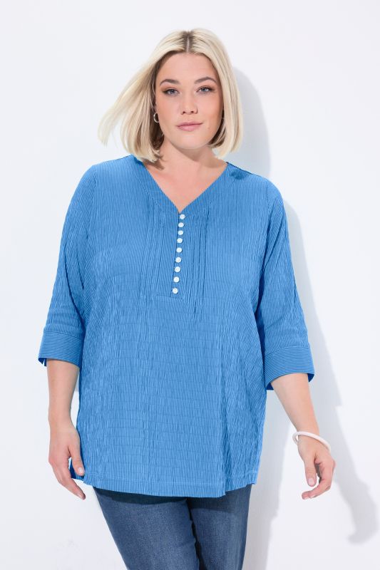 Tunique en tissu gaufré. Manches 3/4. Décolleté cœur et plis fantaisie