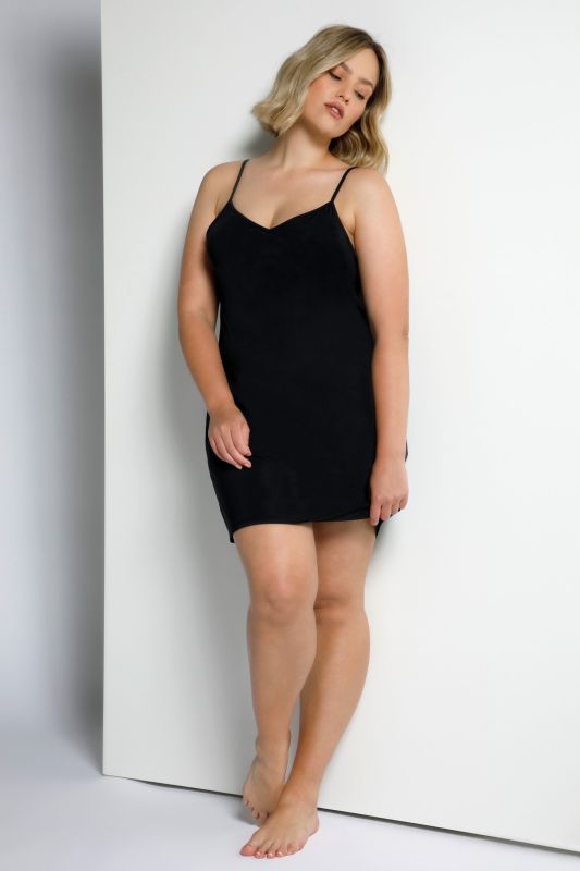 Combinette, coupe évasée. Décolleté V. Bretelles spaghetti