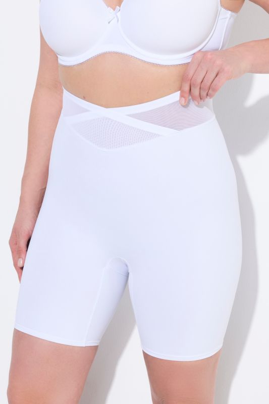 Bermuda gainant, taille haute. Large ceinture en mesh, effet cache-cœur