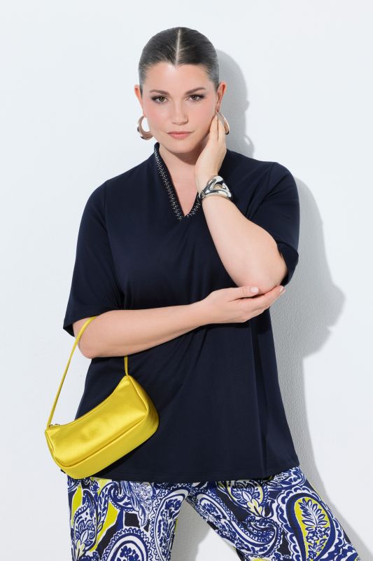 T-shirt à col cygne et manches courtes. Coupe évasée