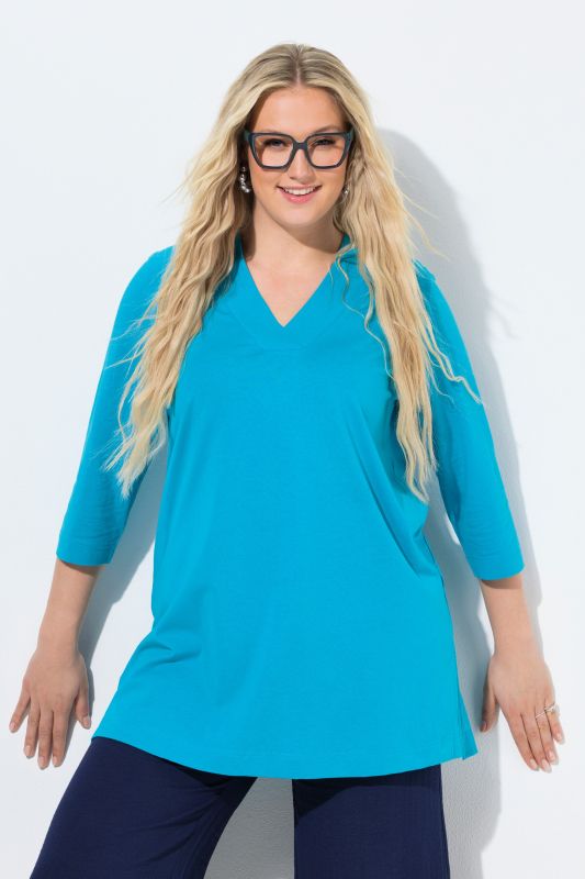 T-shirt long, coupe évasée. Décolleté en V et manches 3/4