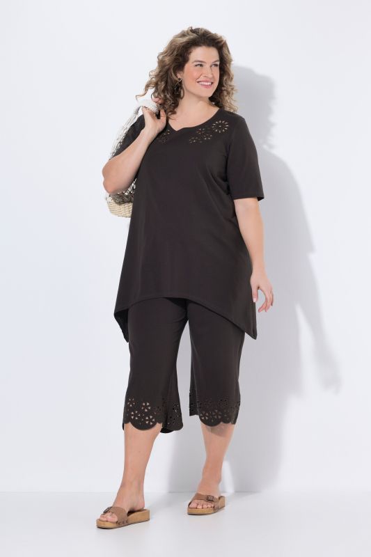 T-shirt avec broderies ajourées. Col rond et manches courtes. Coton bio.