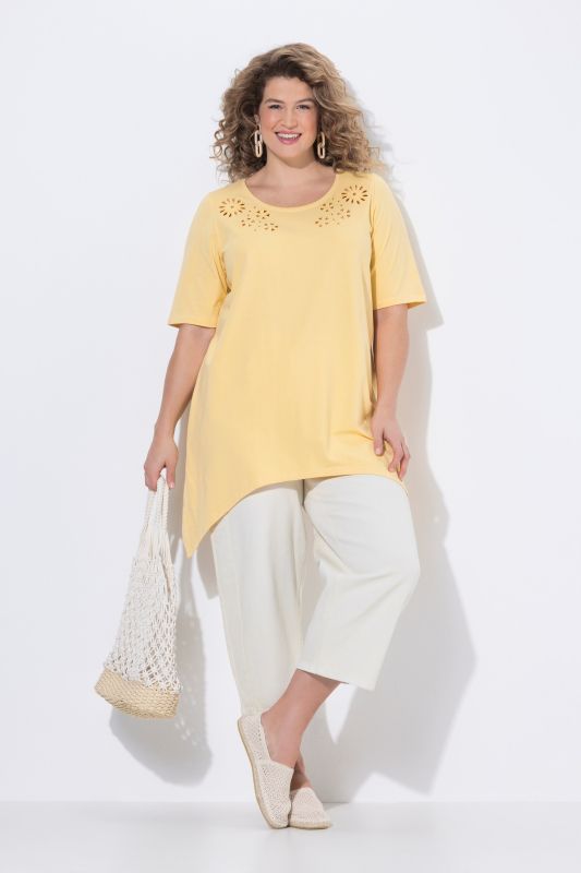 T-shirt avec broderies ajourées. Col rond et manches courtes. Coton bio.