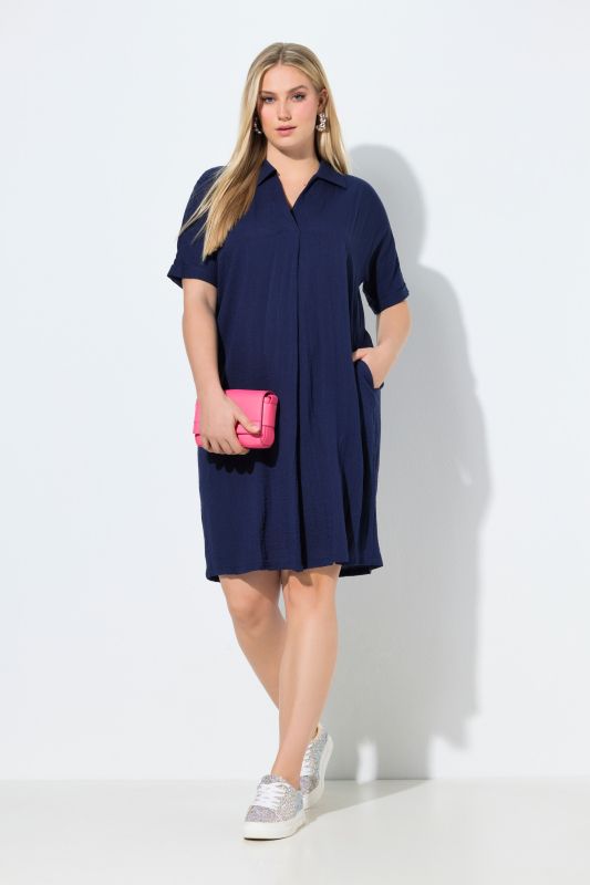 Robe courte oversized. Décolleté V et col chemise. Manches courtes