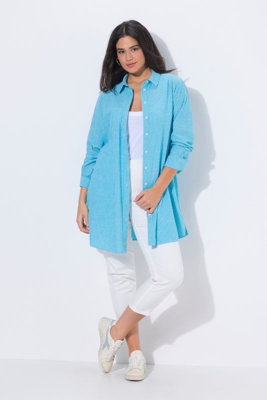 Chemisier long à rayures. Col classique, manches longues. Coupe évasée