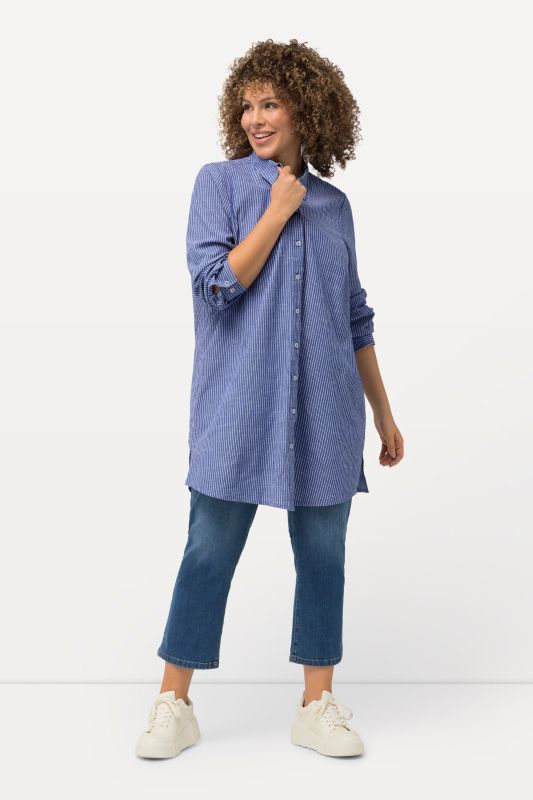 Chemisier long à rayures. Col classique, manches longues. Coupe évasée