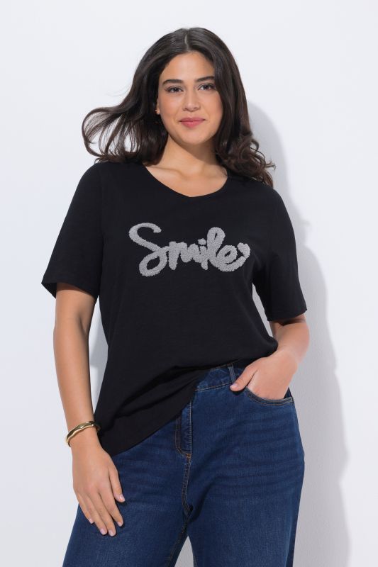 T-shirt, coupe Classic. Col V et manches courtes. Message SMILE
