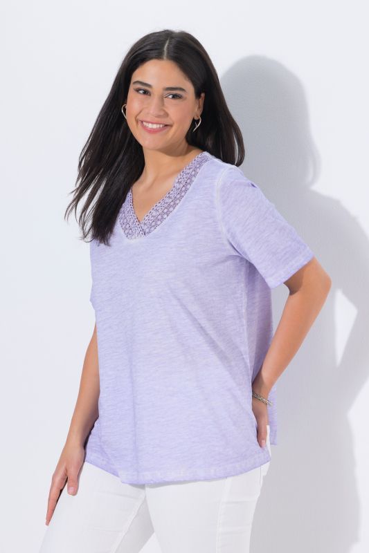 T-shirt à manches courtes. Décolleté V à dentelle. Coupe Classic