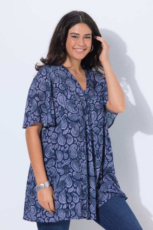 Blouse, motif animaux de la jungle. Décolleté carré et manches courtes. Coupe évasée