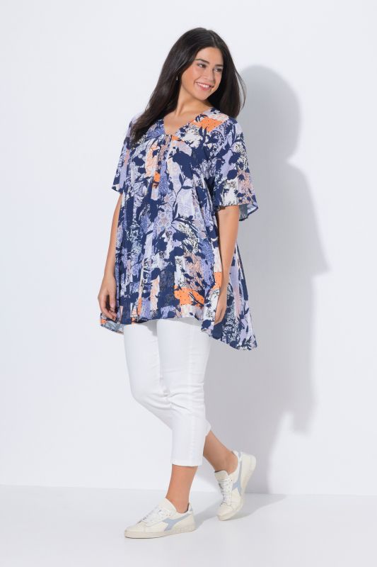 Blouse, motif animaux de la jungle. Décolleté carré et manches courtes. Coupe évasée