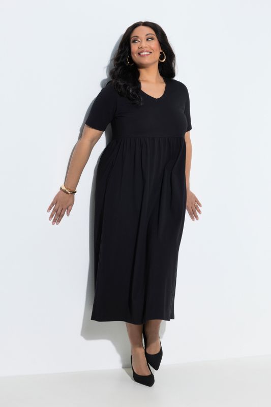 Robe maxi, coupe évasée. Décolleté V, manches courtes. Poches