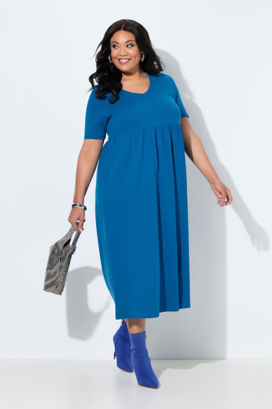 Robe maxi, coupe évasée. Décolleté V, manches courtes. Poches