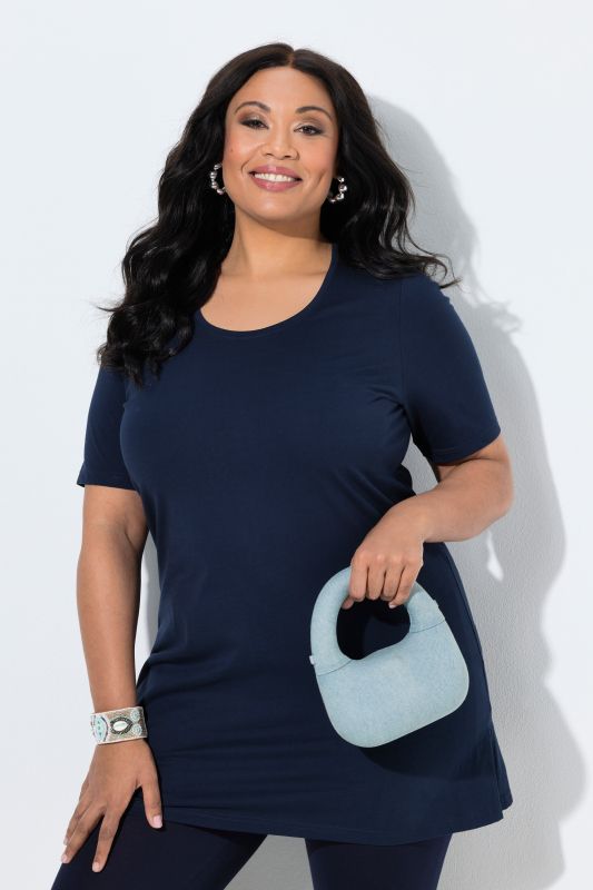 T-shirt long. Col rond et manches courtes. Coupe évasée