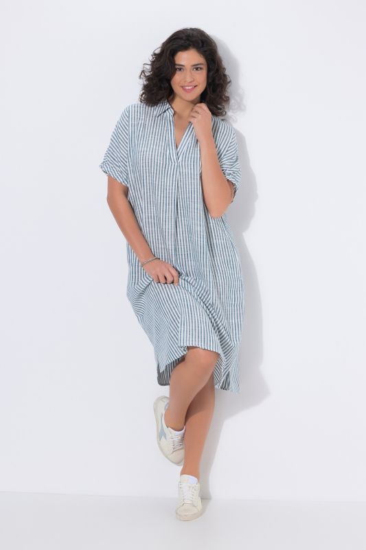 Robe oversize en lin mélangé. Rayures. Col chemise et manches courtes