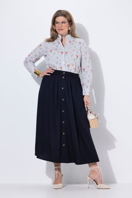 Robe maxi coupe évasée, plis à la taille et patte de boutonnage avec boutons aspect corne