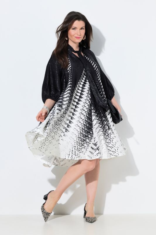 Robe avec lavallière, manches&nbsp;3/4 et col montant, coupe évasée