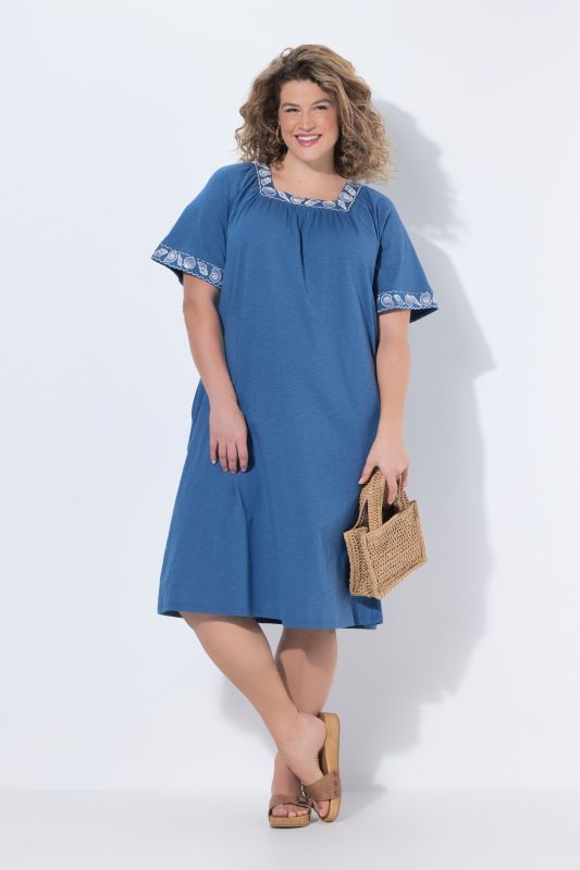 Robe longueur midi, broderies sur les manches et autour du décolleté carré, manches courtes papillon